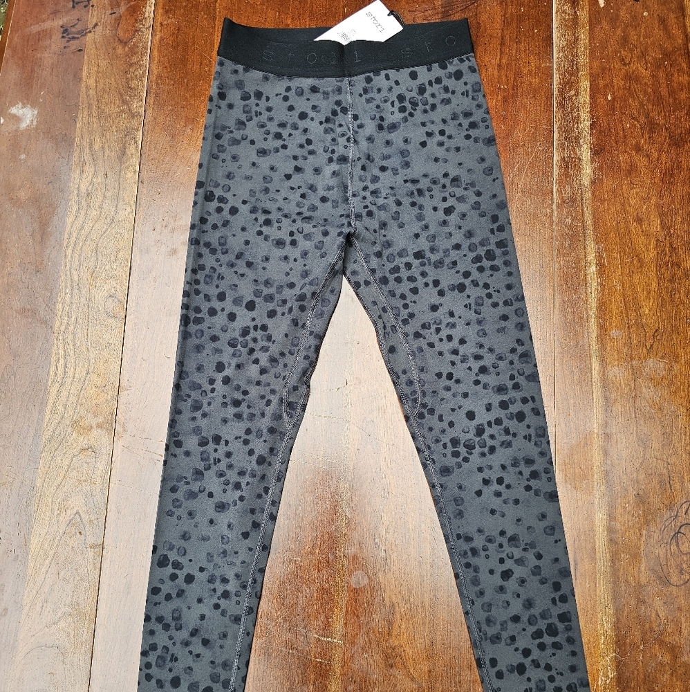Black Leggings with Elastic Waistband and Tapered Design